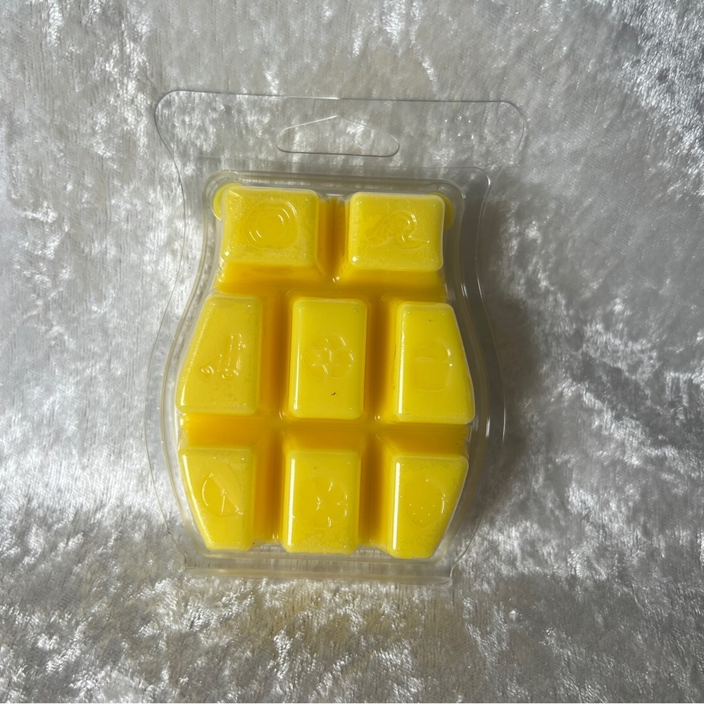 Scentsy Pineapple Mango Room Spray and Wax Bar Set - Yellow - Picture 5 of 6